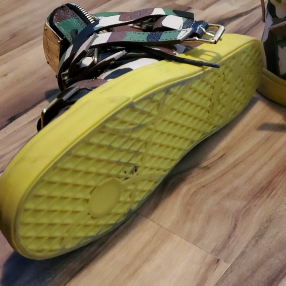 Shoe - Picture 2 of 2